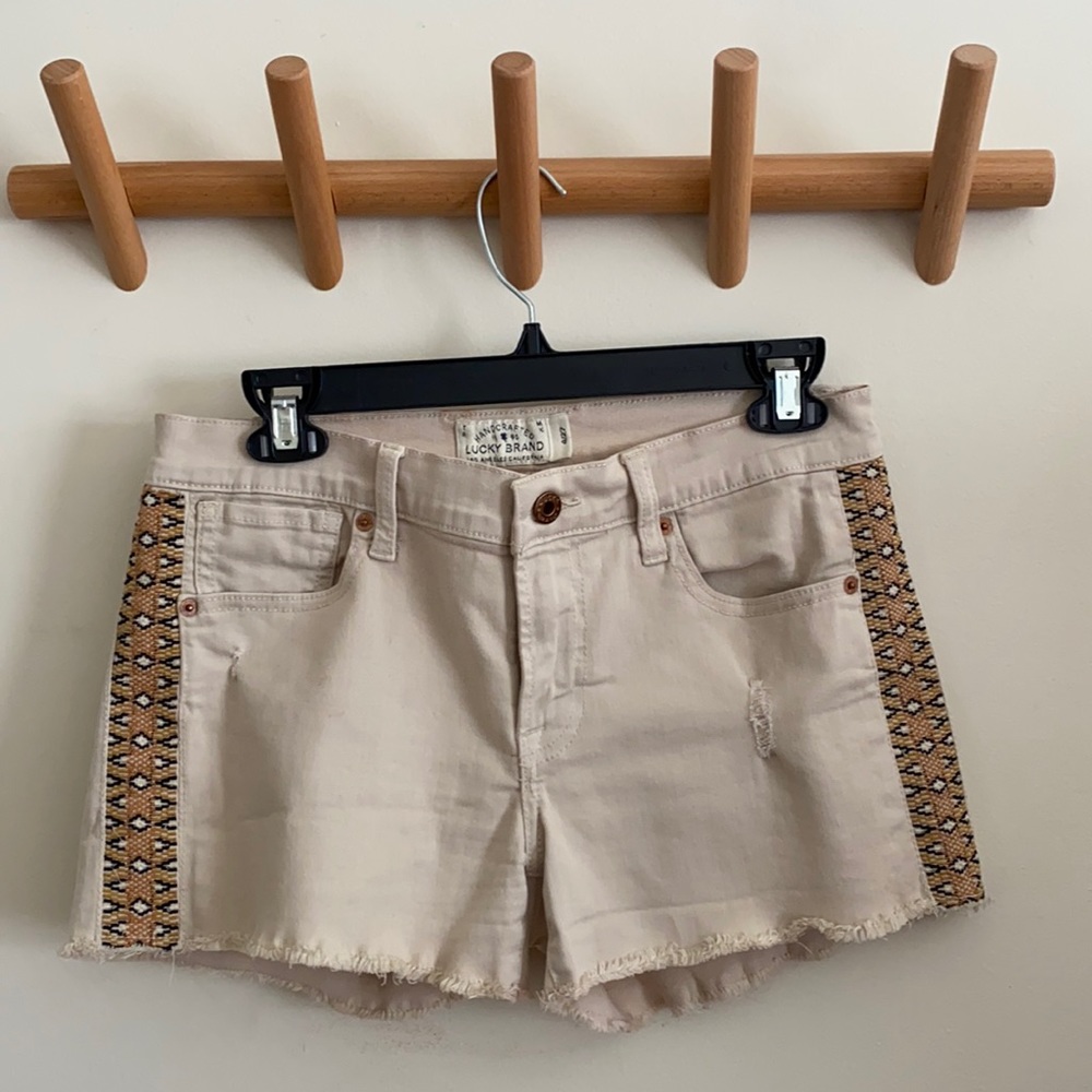 LUCKY BRAND! MALIBU SHORT! Raw edge khaki shorts with woven detail! Size 4/27!